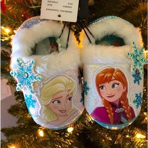 Disney Big girls Frozen Elsa and Anna slippers NWT size 5-6 new!